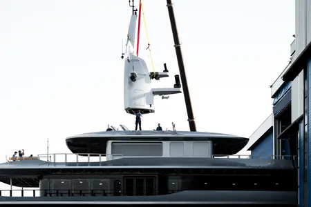 Feadship 826 launch main mast fixing