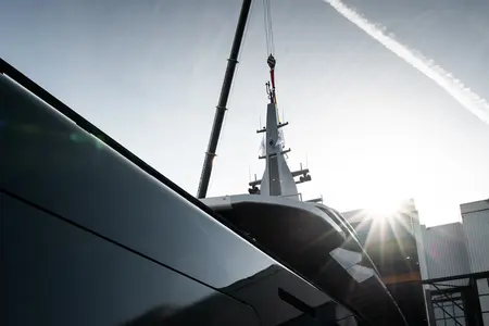 Feadship 826 launch fixing main mast