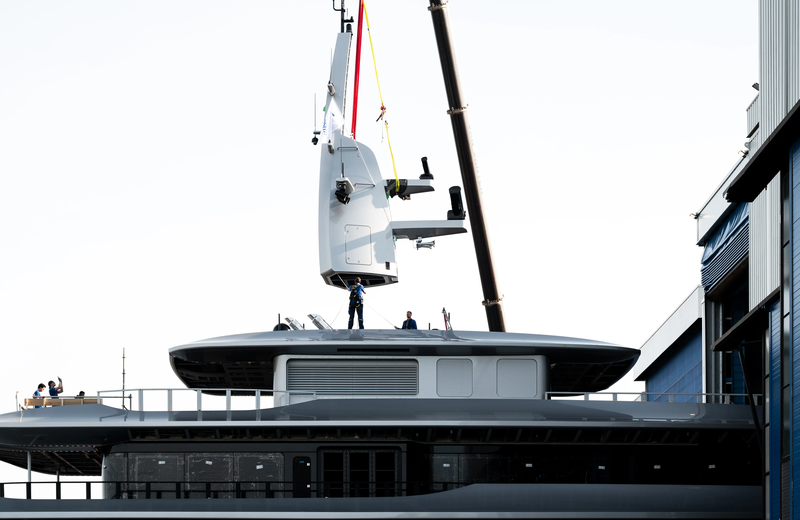 Feadship 826 launch main mast fixing