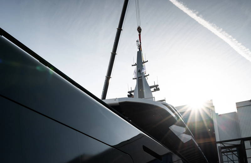 Feadship 826 launch fixing main mast
