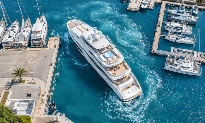 Superyacht Manoeuvring