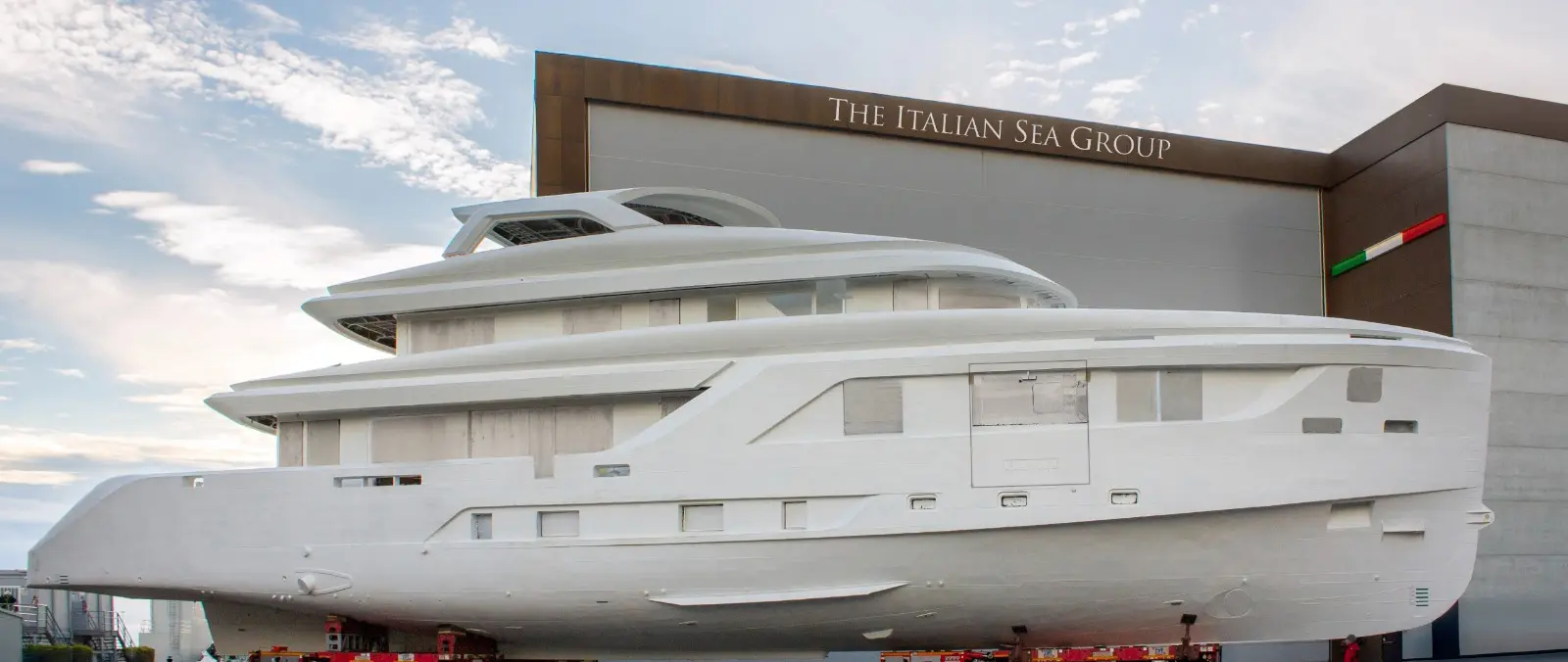 Admiral begins outfitting on Hull No. 1 of the new A-40 line - Admiral Yachts news image