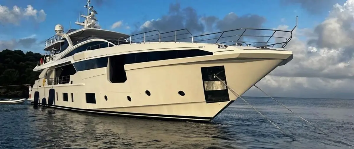 35m Azimut LOVE T Marketed by IYC at €9.5 Million — source image