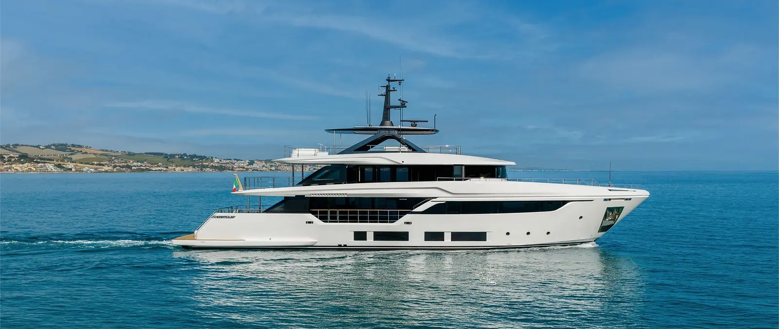 Custom Line Navetta 35 — Ferretti Group