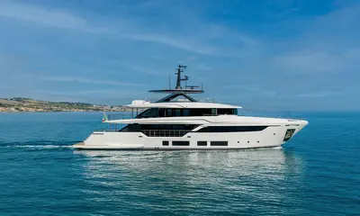 Custom Line Navetta 35 — Ferretti Group