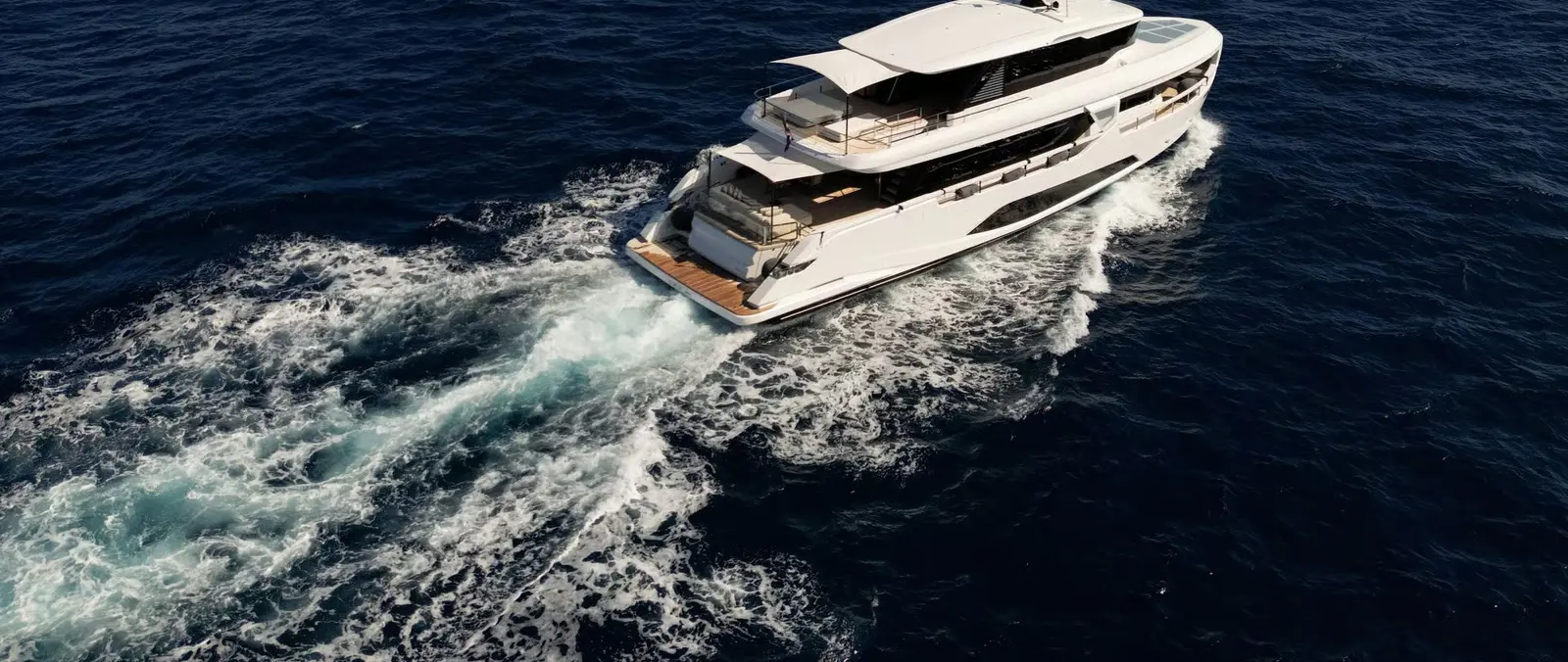Official Divo Yacht Ferretti Infynito 90 hull 06 image