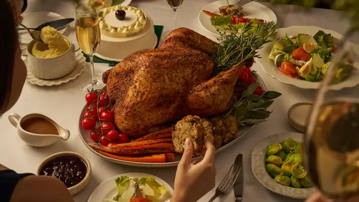 Four Seasons Singapore Reveals a Festive Season of Family Suites and Destination Dining — official source image