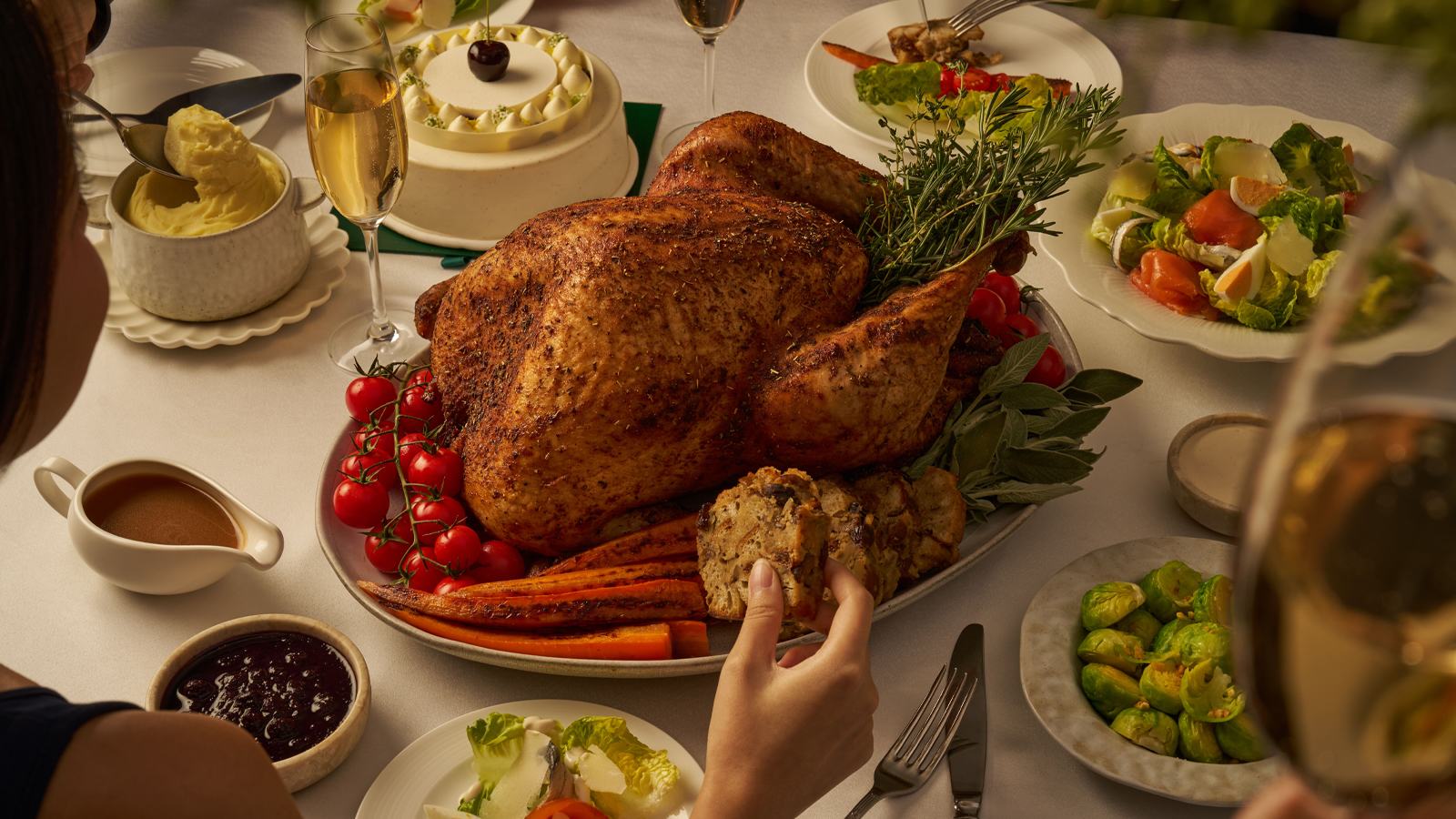 Four Seasons Singapore Reveals a Festive Season of Family Suites and Destination Dining — official source image