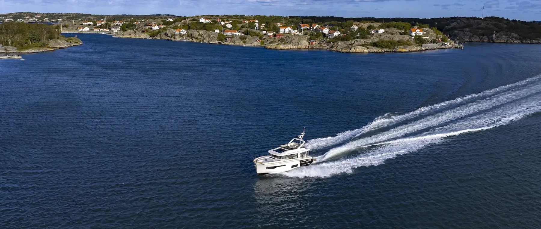 Garmin Wins IBEX Awards for Marine Radio and MOB Technology — source image