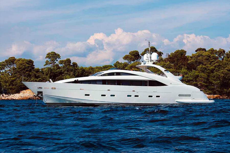Happy Hour | ISA Yachts official image