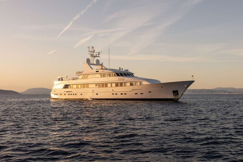 Profile view of the 47.5m Feadship motor yacht Kassandra at sea