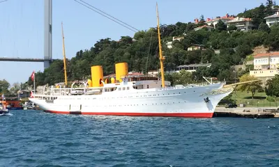Savarona in Istanbul — DFSM1992 / Wikimedia Commons (CC BY-SA 3.0 ES)