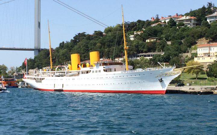 Savarona in Istanbul — DFSM1992 / Wikimedia Commons (CC BY-SA 3.0 ES)