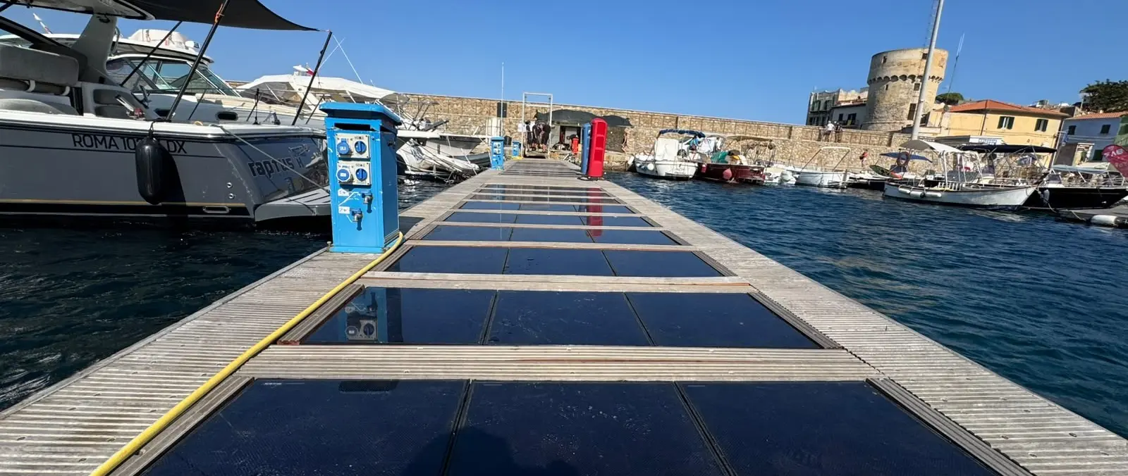 Seares Installs 5.2kW Wave-and-Solar Pontoon at Isola del Giglio — source image