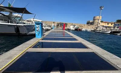 Seares Installs 5.2kW Wave-and-Solar Pontoon at Isola del Giglio — source image
