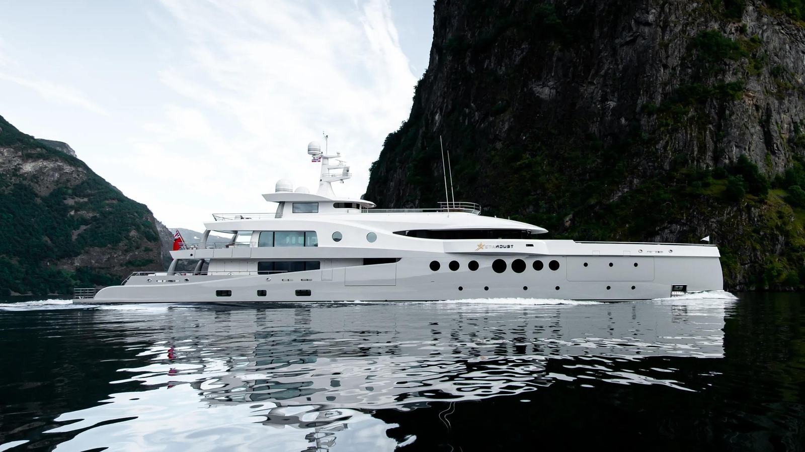 STARDUST - Damen Yachting official image